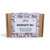 a box with a floral pattern and text in Russian.