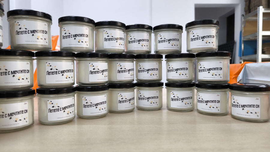 Свещи с лого, изработени от Scented Lumos