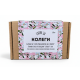 a cardboard box with a floral pattern and text in Russian.