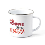 Това момиче обича Коледа точно колкото Гринч
